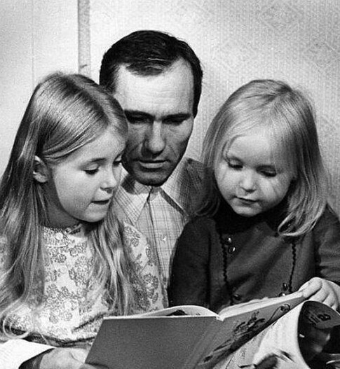 Василий Шукшин с дочерьми Марией и Ольгой, 1972 год