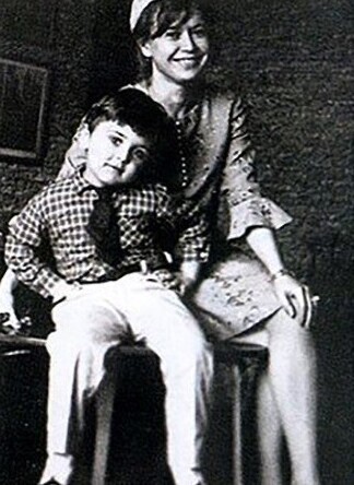 Светлана Немоляева с сыном Александром, конец 1960-х