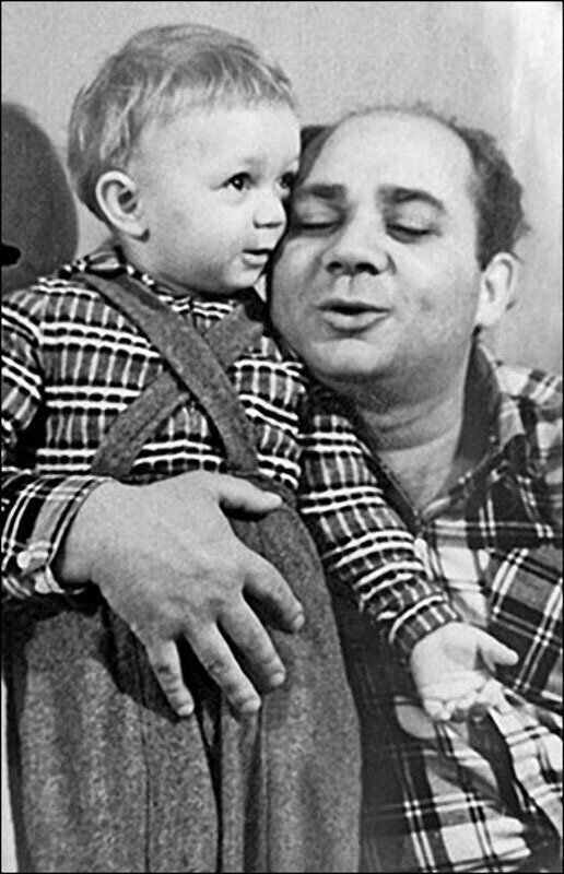 Евгений Леонов с сыном Андреем, начало 1960-х