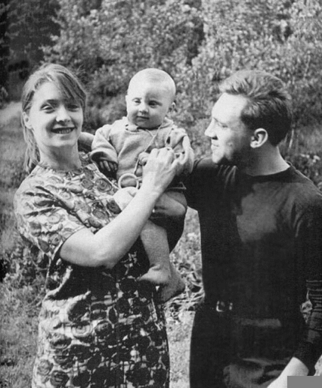 Людмила Абрамова и Владимир Высоцкий с сыном Аркадием, начало 1960-х