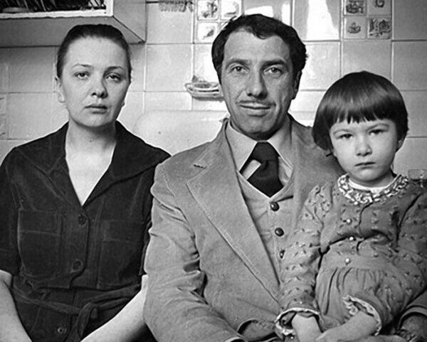 Наталья Тенякова и Сергей Юрский с дочерью Дарьей, 1970-е