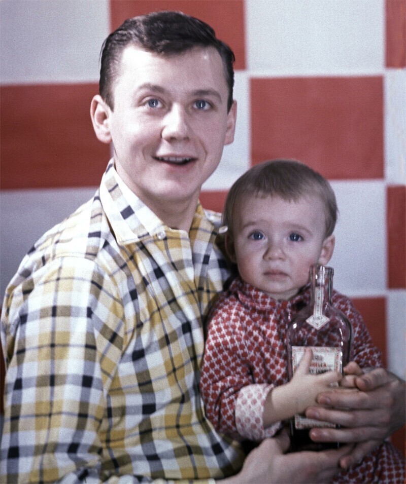 Олег Табаков с сыном Антоном, начало 1960-х