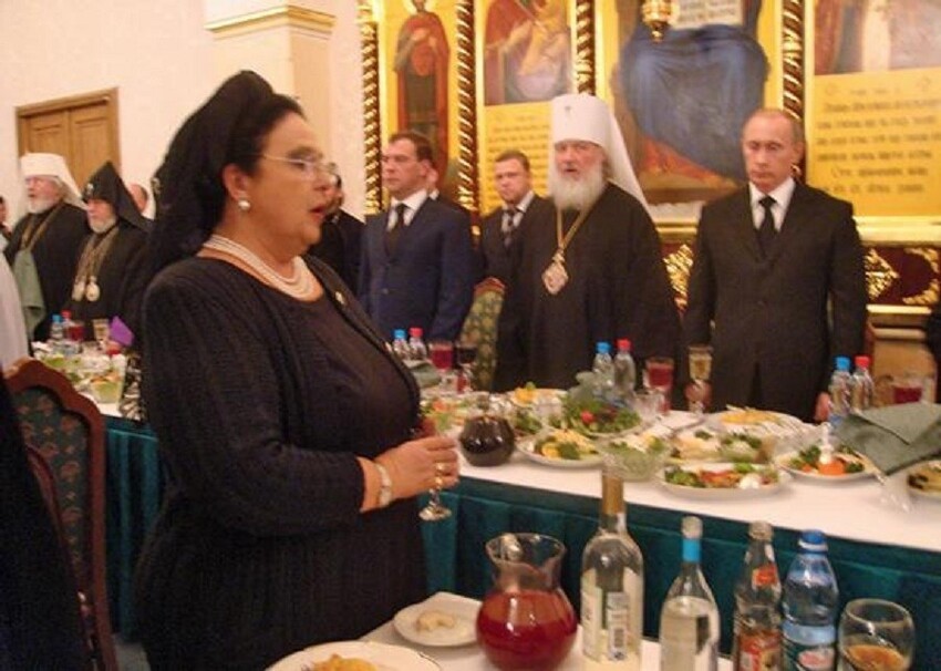 Эта бабка успевает и на свадьбы и на похороны