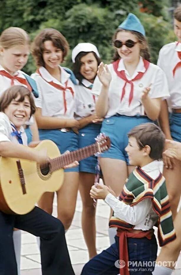 Чилийские школьники в международном пионерском лагере "Артек". Фото Пушкарев, 1973 год