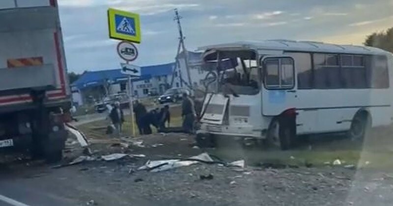 Авария дня. Автобус, грузовик и легковушка столкнулись в Краснодарском крае