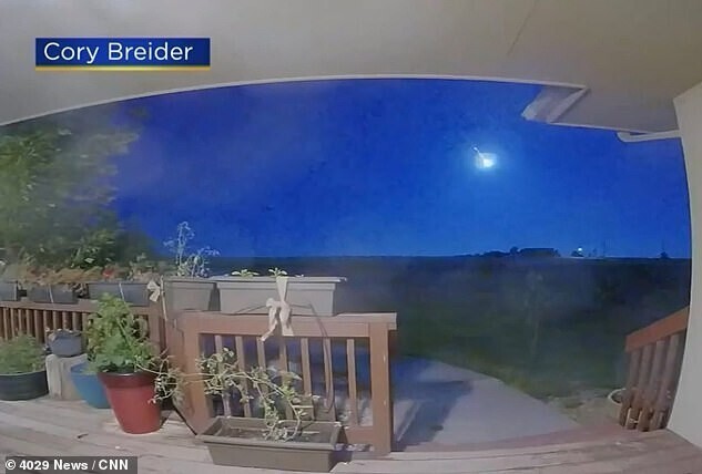 Момент падения яркого метеора в Колорадо попал на камеры видеонаблюдения