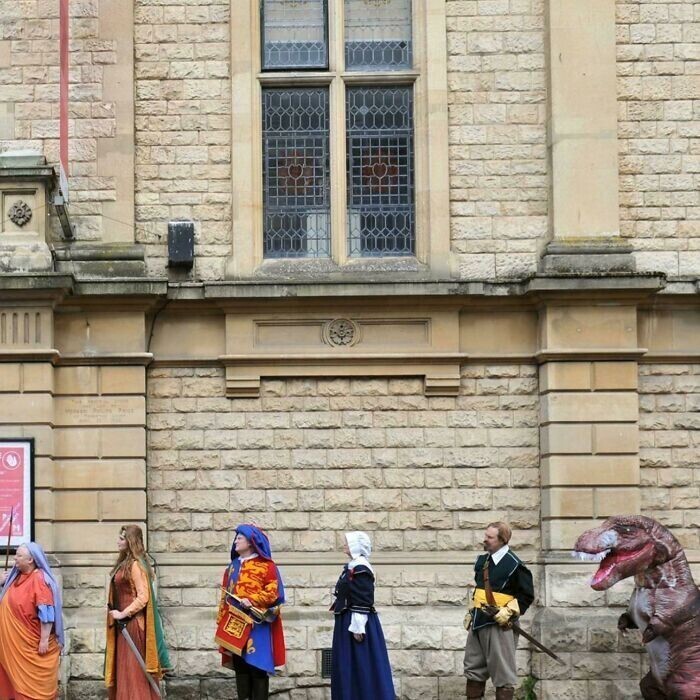 Исторические персонажи стоят в очереди на открытие обновленного Глостерского музея
