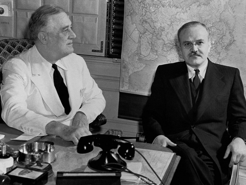 Бомбил Берлин в 1941-м, встречался с Рузвельтом и возил Молотова к Черчиллю. Кем был эстонец-пилот советского "борта номер 1"?