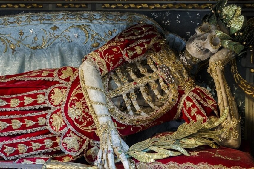 7. Украшенный драгоценностями скелет святого Констанция в Роршахе, Швейцария.