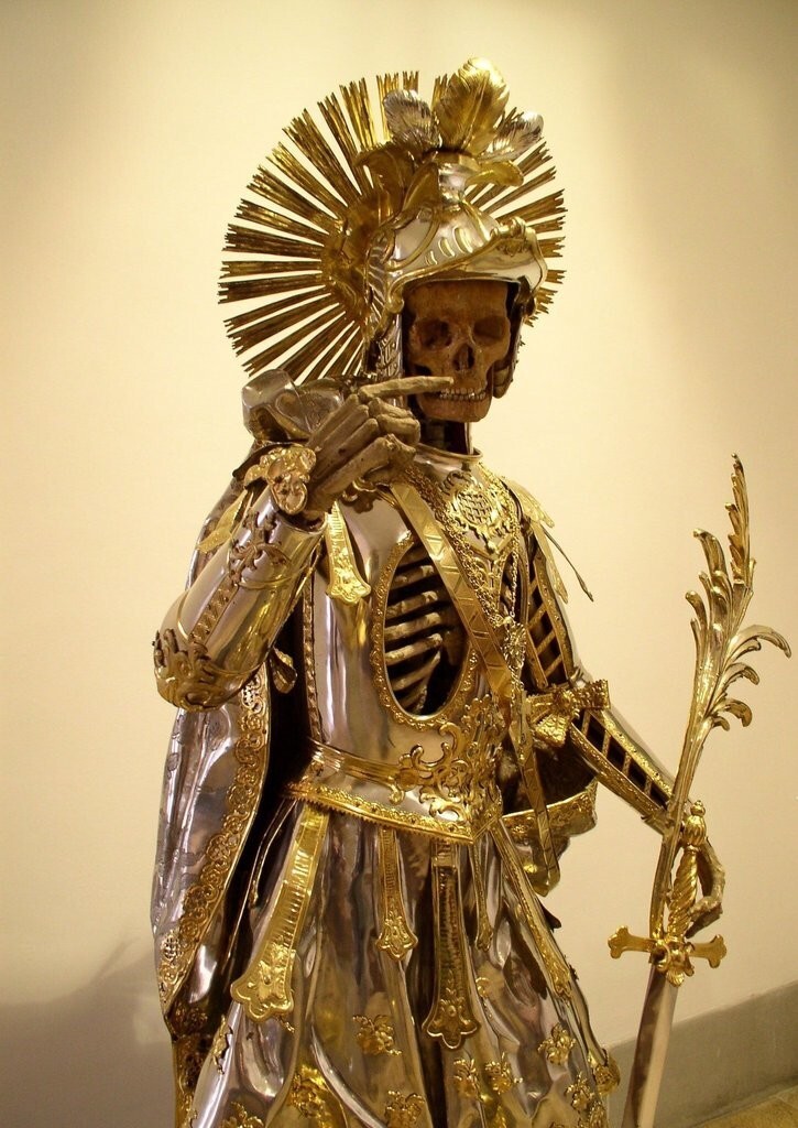1.  Скелет святого Панкратия в доспехах