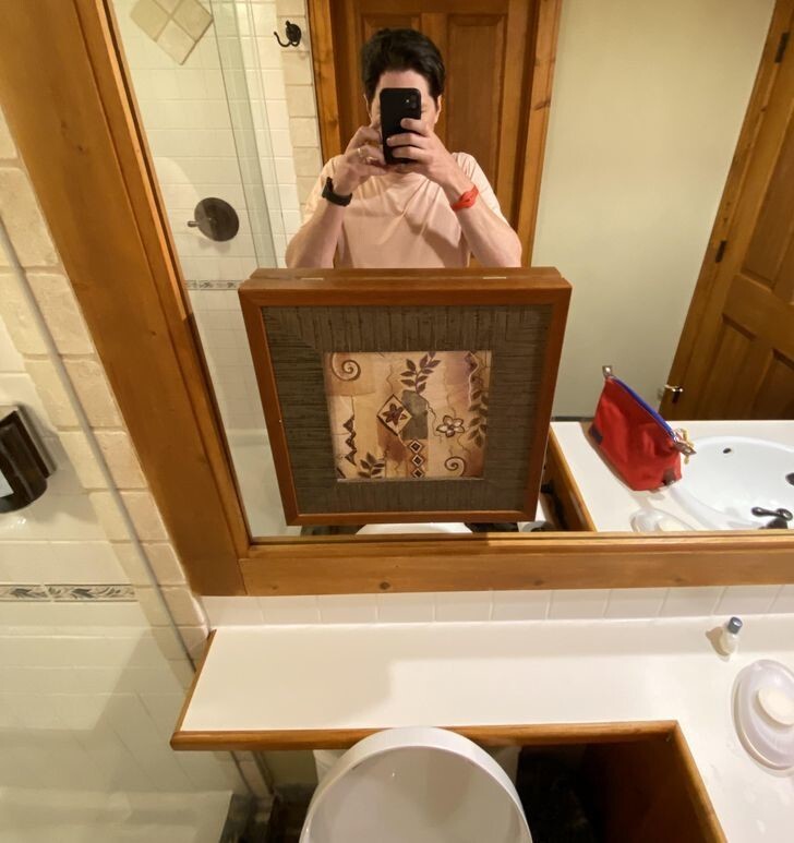 21. В отеле на зеркале в ванной висит рамка, чтобы гость не видел в отражении, как он писает