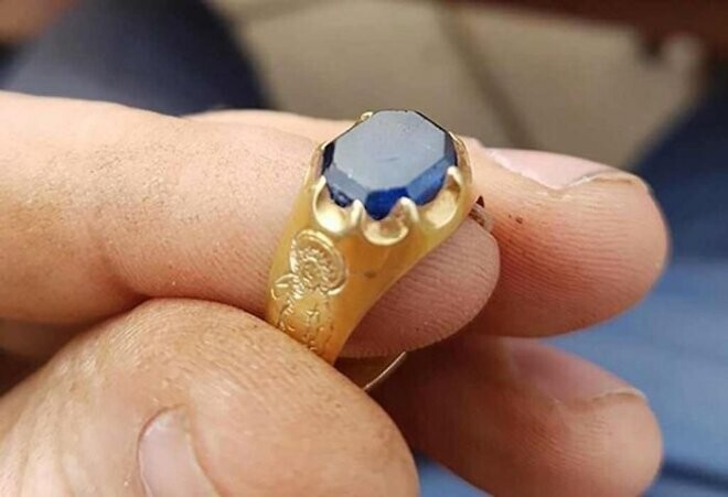 Охотник за сокровищами-любитель металлоискателем обнаружил средневековое золотое кольцо с сапфировым камнем в Шервудском лесу - пристанище легендарного (или настоящего) Робин Гуда