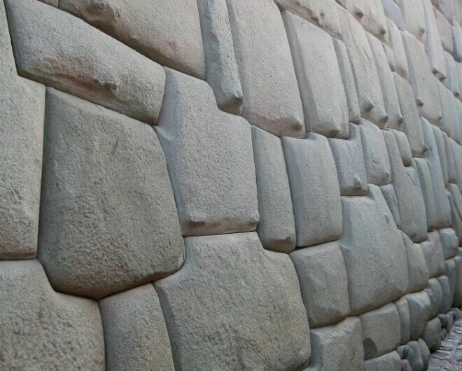 Стена инков, прекрасный образец мастеров каменной кладки. Куско, 1400-е гг.