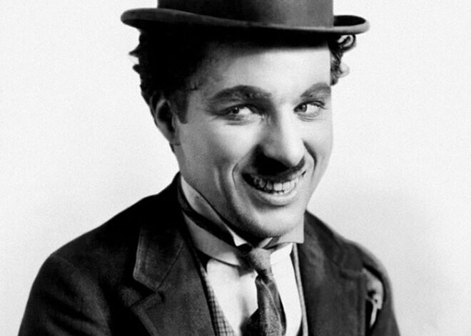 У Чарли Чаплина на самом деле не было усов, они были частью его макияжа