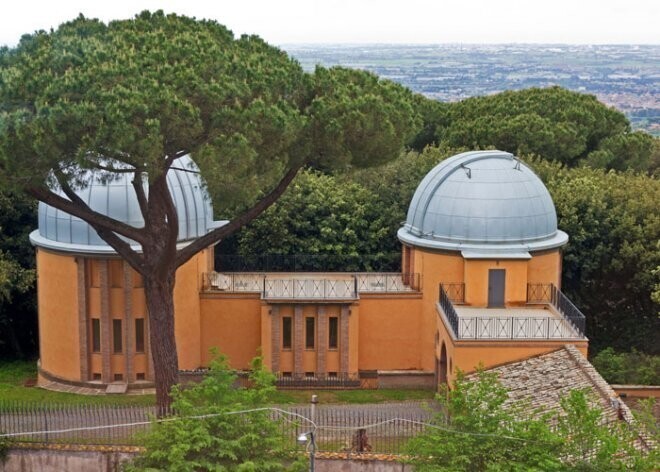 В Ватикане есть собственная обсерватория, укомплектованная священниками, она удостоена наград за научные исследования