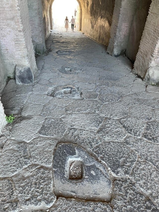 “В Помпеях перед входом в амфитеатр заметили непонятные дырки в мостовой”