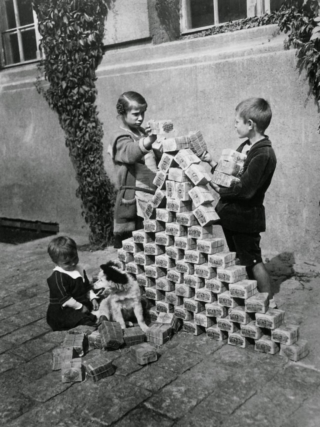 Гиперинфляция, 1923 год. Немецкие дети, играющие с пачками бесполезных денег.