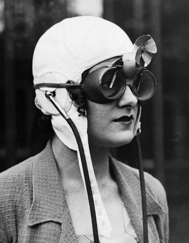 В 1930-х годах компания LAC Davoran создала уникальные очки, смоделированные автогонщиком Пэдди Нейсмитом. Над очками сверху крепился вентилятор. Когда скорость ветра достигала 0,5 м/с, вентилятор начинал вращаться, приводя в движение крошечные дворн