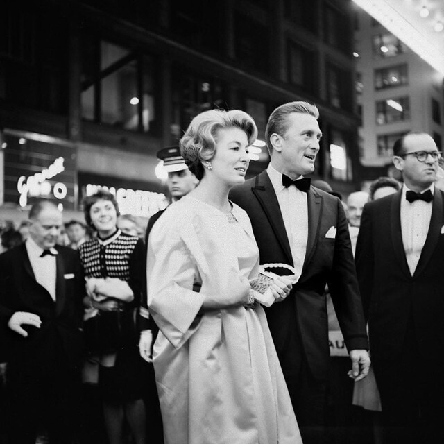 Кирк Дуглас со своей женой Энн Байденс на премьере «Спартака» в Чикаго в 1960 году.