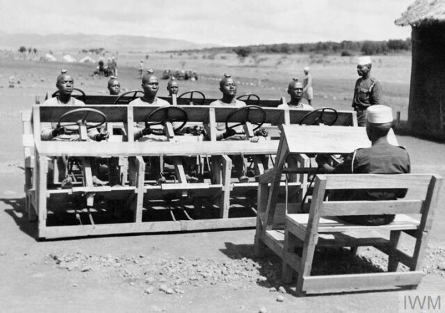 Вот так обучали вождению королевских африканских стрелков (King's African Rifles), 1943 год. Камень на голове приучает учеников не опускать голову и смотреть все время на дорогу.
