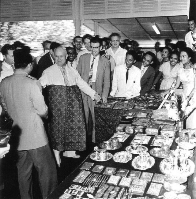 Президент Индонезии Сукарно и Н.С.Хрущев на выставке местных промыслов. остров Бали. Индонезия. 1960г.