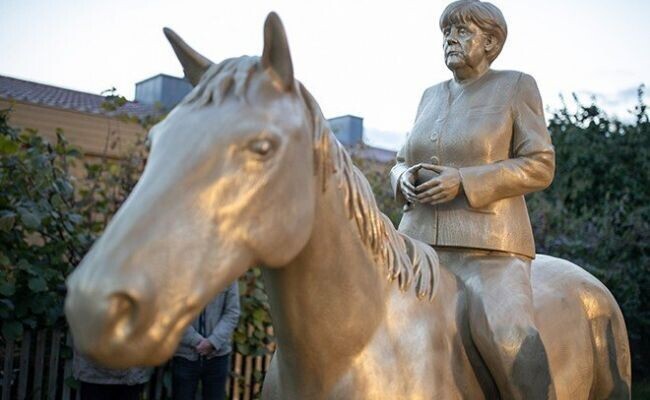 В ФРГ установлена конная статуя Меркель 