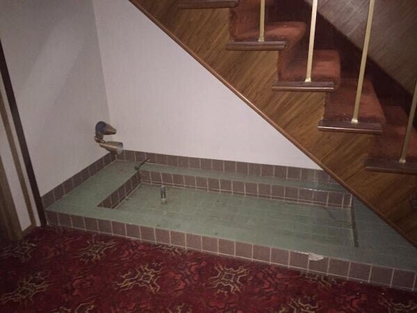 "Эта мелкая ванна находится в подвале старого дома, который собираются снести. Прямо под лестницей в большом открытом помещении с ковровым покрытием. Дом примерно 1960-х годов, находится  в Канаде"