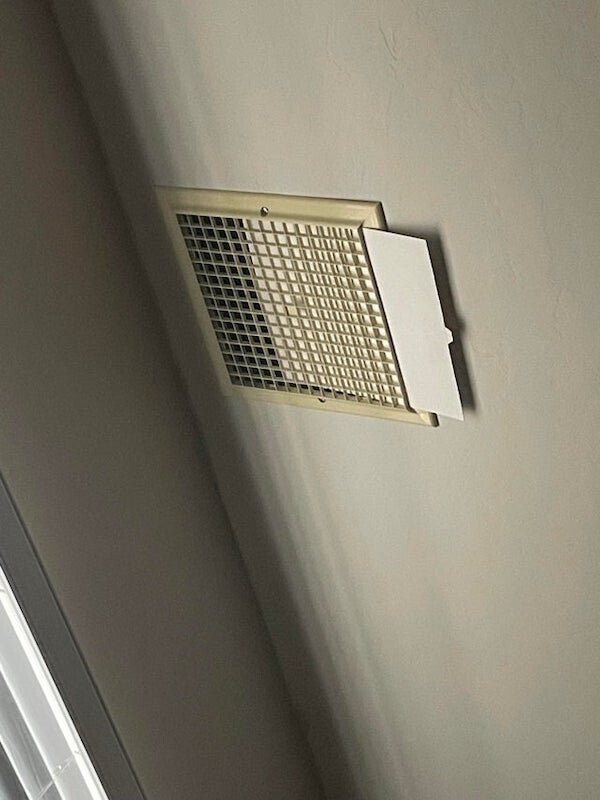 "Вентиляционное отверстие в потолке, но, похоже, оно не выполняет никакой функции. Его накрывает кусок белого картона, который не может выдвигаться и задвигаться"