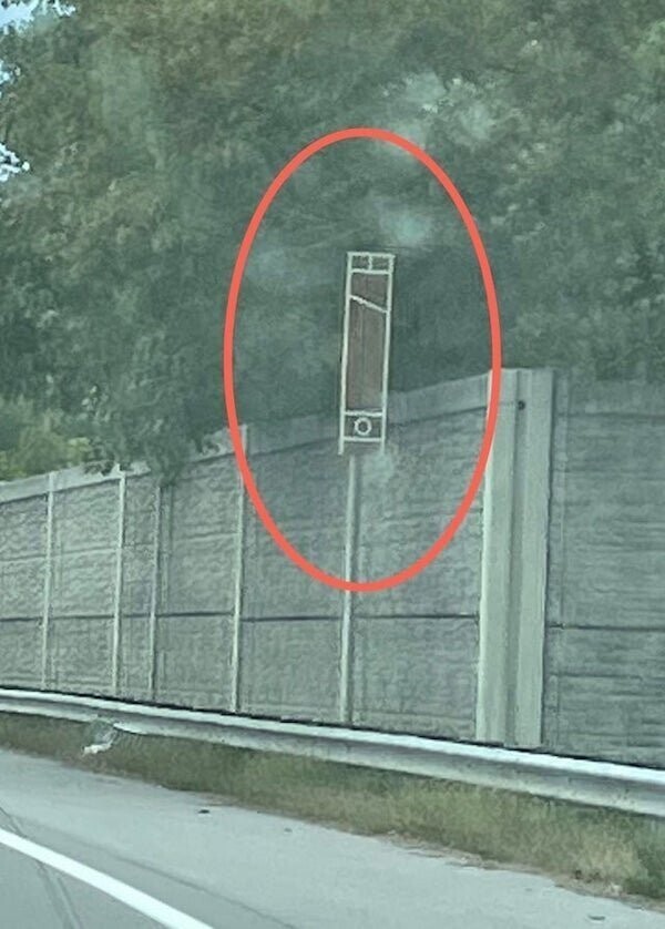 "Необычный знак на крупном шоссе - кто-нибудь знает, о чем идет речь? Сделанный из дерева и свисающий с дерева. Огайо, США"