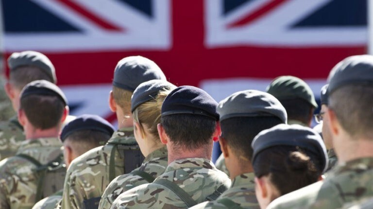 Британским солдатам выдали справочники для толерантного общения с трансгендерами и обидели всех сразу