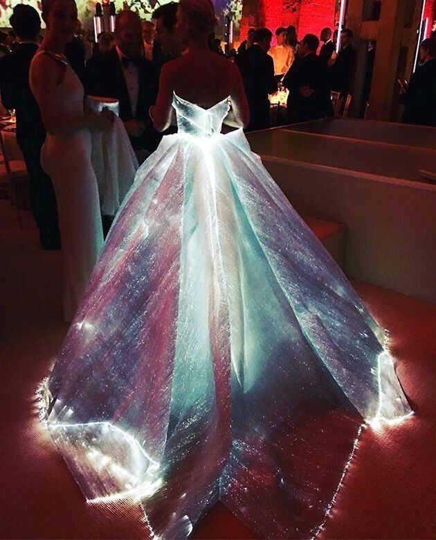 Это платье с подсветкой было создано с помощью оптического волокна