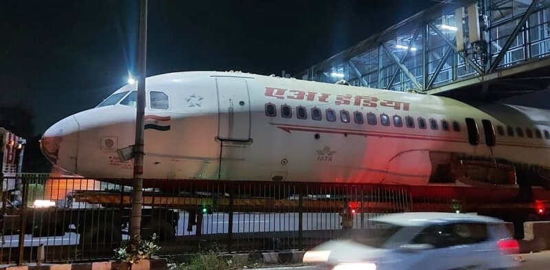 Пассажирский самолет застрял под пешеходным мостом возле аэропорта в Дели
