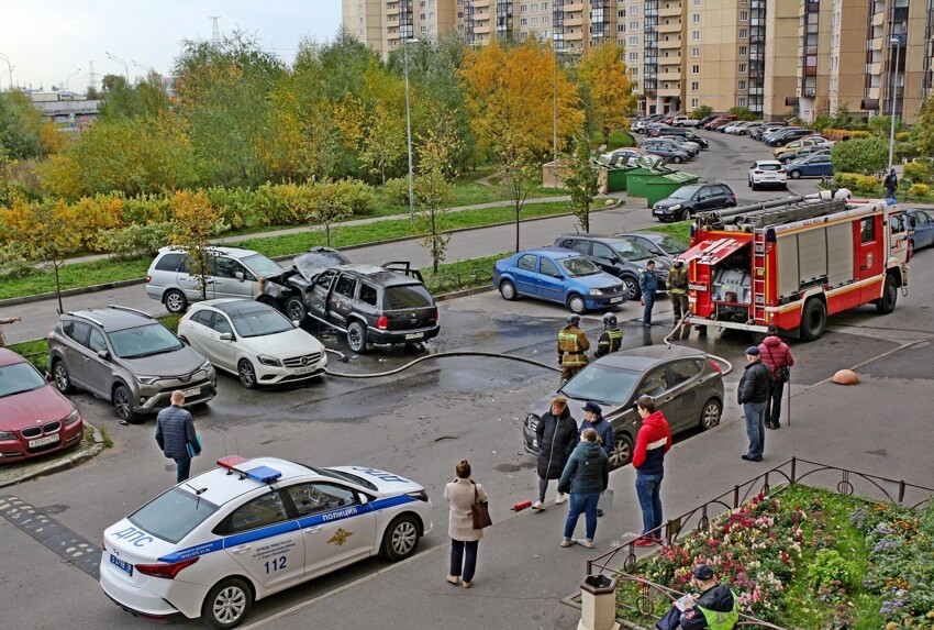 Дтп на парковке. Водитель на стоянке. Звездная авария на парковке 2005.