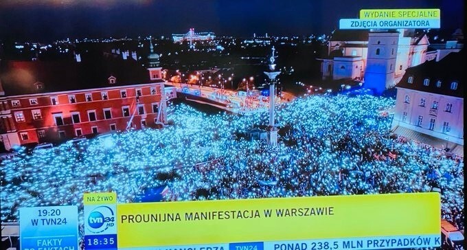 В Варшаве начался евромайдан. Выступают за невыхождение из ЕС 
Надеюсь, пойдут по пути украинского евромайдана - поляки ведь так его поддерживали!