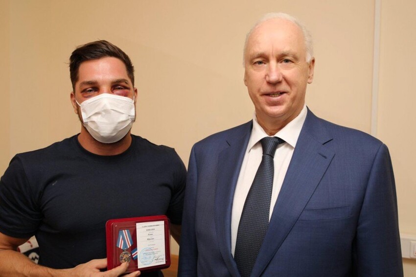 Глава СК Бастрыкин лично наградил заступившегося за девушку в метро Романа Ковалёва