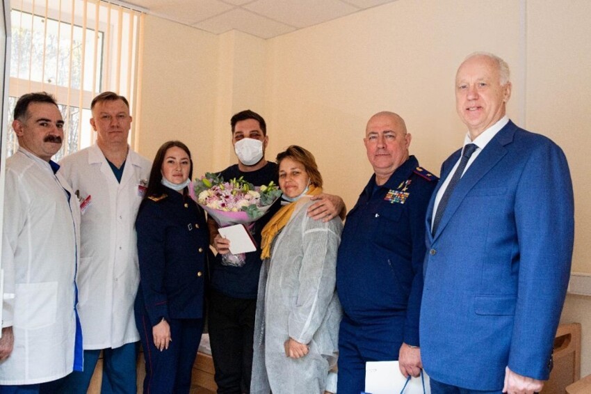 Глава СК Бастрыкин лично наградил заступившегося за девушку в метро Романа Ковалёва