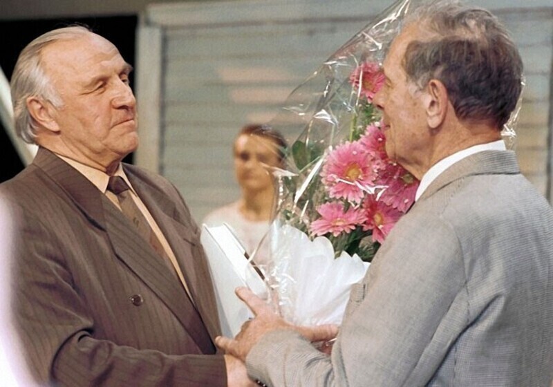 Михаил Ульянов поздравляет Георгия Жженова с 80-летним юбилеем. 22 марта 1995 года. Фото Игоря Зотина