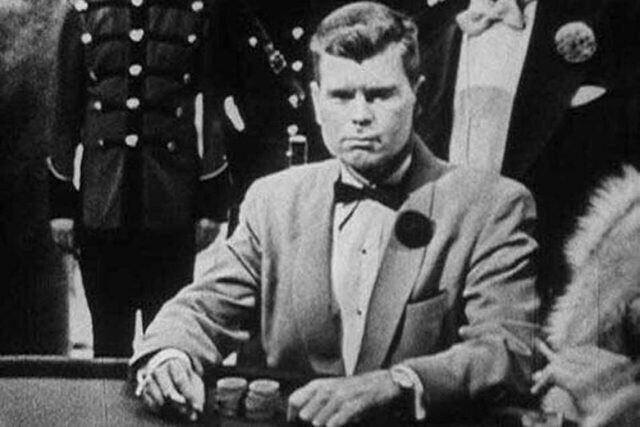 До Шона Коннери агента 007 играли три актера (на снимке - Барри Нельсон в "Казино "Рояль" 1954 г.)