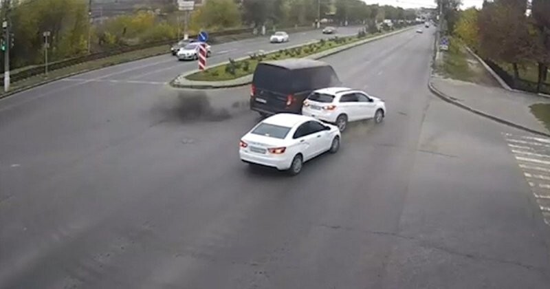 В Волгограде невнимательный водитель фургона пытался развернуться и устроил ДТП