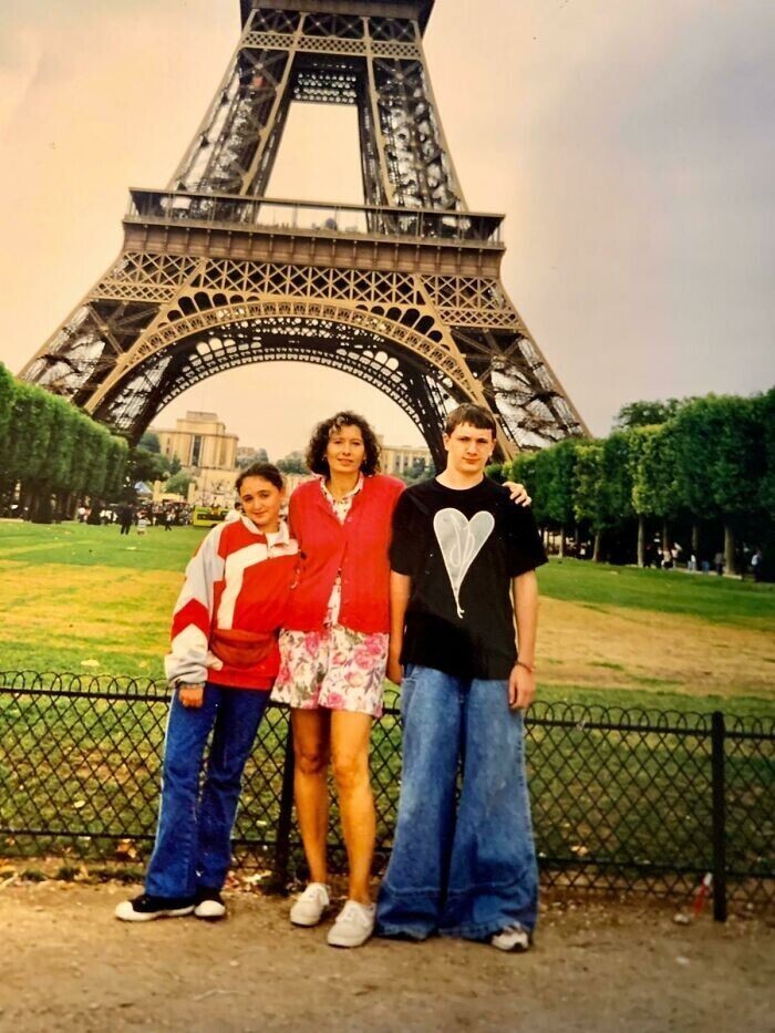 "Я с мамо и сестрой в Париже. Мне хотелось выглядеть модным парнем"