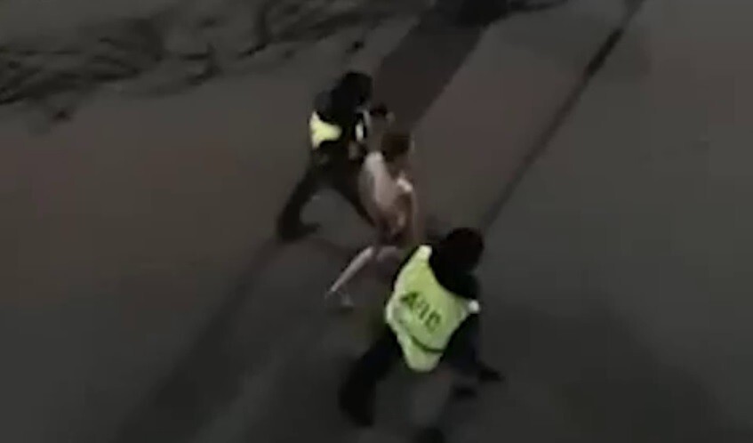 В Югре мужчина сиганул нагишом с четвёртого этажа и дал драпа от полиции