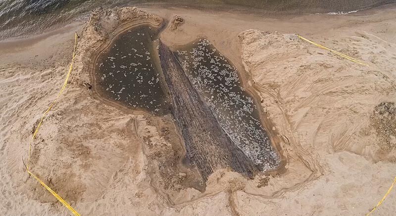 На пляже в Латвии обнаружили загадочное 12-метровое затонувшее судно