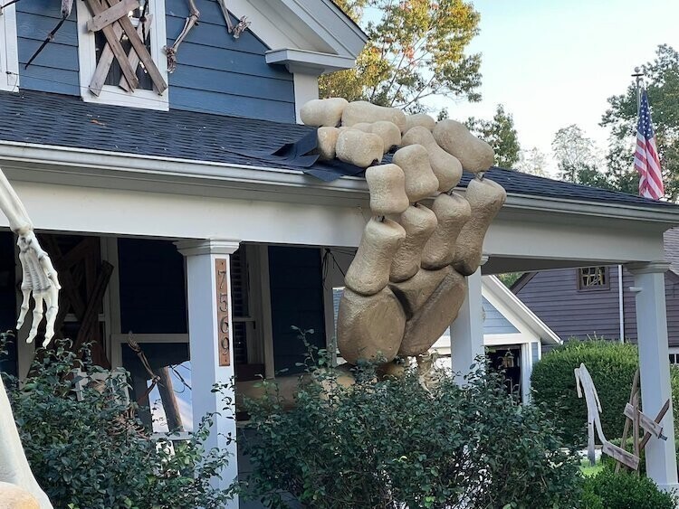 Любитель Хэллоуина украсил свой дом гигантским скелетом, выползающим из земли