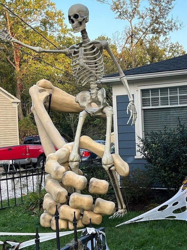 Любитель Хэллоуина украсил свой дом гигантским скелетом, выползающим из земли