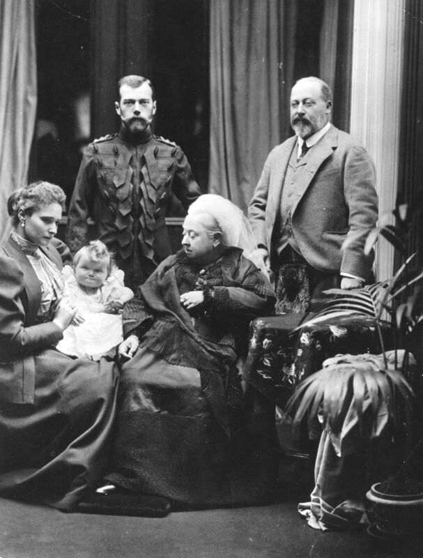 9. Виктория, королева Соединенного Королевства, в замке Балморал в Шотландии, со своим сыном Альбертом Эдуардом, принцем Уэльским (справа) и двоюродным внуком Николаем II (слева)