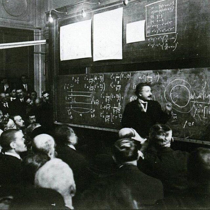 5. Альберт Эйнштейн читает лекцию по теории относительности, 1922 г.