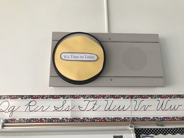 "Учитель закрыл часы в нашем классе этой табличкой"
