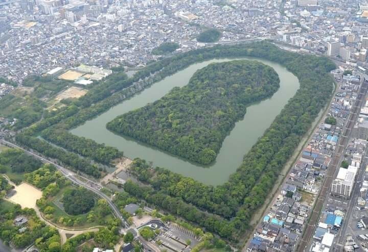 12. Туристов удивляют парки в форме замочных скважин в Японии, на самом деле это не просто зеленые насаждения для отдыха, а гробницы, в которых хоронили императоров
