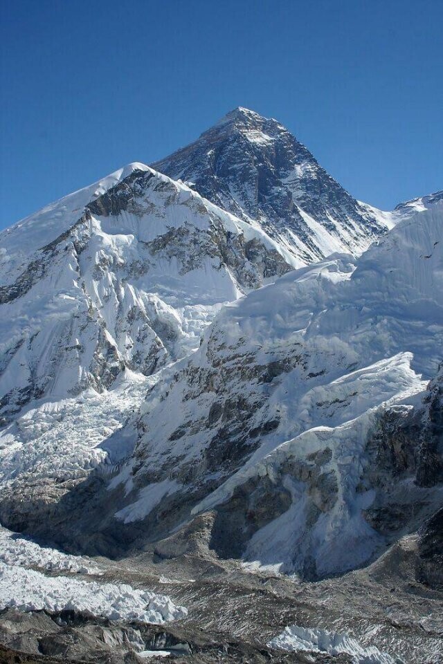 18. На Эвересте более 200 мертвых тел, и они используются в качестве путевых точек для альпинистов