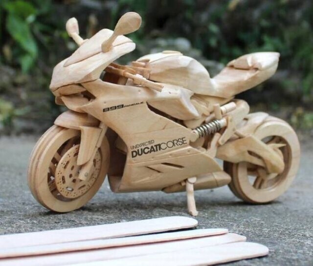"Этот мотоцикл полностью сделан из палочек для мороженого"